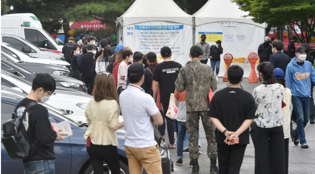대구 유흥주점 관련 확진자가 무더기로 급증한 가운데 지난 25일 오전 대구 달서구 보건소 선별진료소를 찾은 시민들이 검사를 받기 위해 대기하고 있다 (사진=뉴시스 제공)