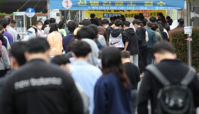 제주 지역 코로나19 하루 확진자가 20명대에 이르는 등 확산세가 이어지는 지난달 11일 오전 제주시보건소가 코로나19 검사를 받으려는 시민들의 발걸음으로 분주하다. 제주도 방역당국은 이날 확진자는 24명으로 올해 들어 가장 많은 숫자를 기록했다고 발표했다 (사진=뉴시스 제공)