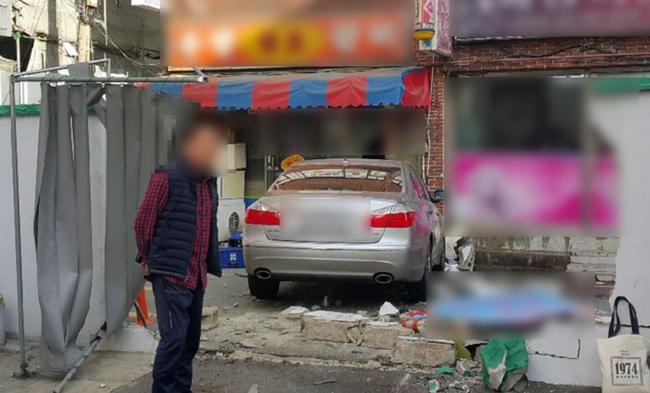 2019년 1월 30일 오전 9시 30분께 부산 사하구의 한 국밥집 주차장에서 제네시스 차량이 담장으로 돌진, 담장을 뚫고 나가 인근 식당의 출입구를 들이받고 멈춰섰다. 사진은 현재 기사 내용과 전혀 관련이 없음 (사진=부산경찰청 제공)