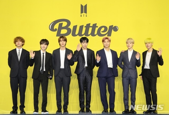 그룹 방탄소년단(BTS)의 뷔(왼쪽부터), 슈가, 진, 정국, RM, 지민, 제이홉이 21일 서울 송파구 올림픽공원 올림픽홀에서 열린 새 디지털 싱글 'Butter'(버터) 발매 기념 글로벌 기자간담회에 참석해 포즈를 취하고 있다. 이번 디지털 싱글 'Butter'(버터)는 2020년 8월 발매와 동시에 전 세계를 강타한 디지털 싱글 'Dynamite'(다이너마이트)에 이은 BTS의 두 번째 영어 곡이다 (사진=뉴시스 제공)