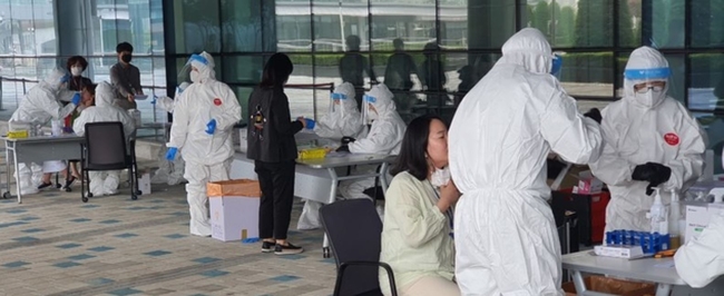 충남도청에서 지난달 28일 코로나19 첫 확진자가 발생한 가운데 확진자와 같은 사무실 근무 또는 동선이 겹치는 직원들이 선별진료소에서 진단검사를 받고 있다 (사진=뉴시스 제공)