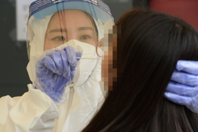 울산 울주군에 있는 자동차부품업체 우수 'AMS'에서 코로나19 집단감염이 발생하자 지난 4월 12일 오전 울산 울주군보건소에 마련 된 선별진료소에서 시민이 코로나19 검사를 받고 있다 (사진=뉴시스 제공)