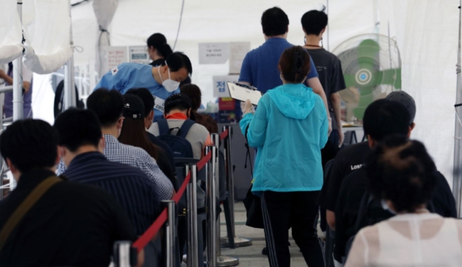 코로나19 신규 확진자 수가 이틀 연속 300명대로 집계된 지난 15일 오전 서울 영등포구 임시선별진료소에서 시민들이 검사를 받기 위해 기다리고 있다 (사진=뉴시스 제공)