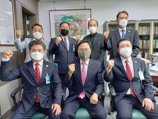 대한탐정협회 (황승희 부회장,황광희 고문, 박민호 사무총장, 박승범 본부장, 류형복 부회장, 차만세 수사단장)이 이명수의원 과 간담회 마치고 기념촬영을 하고 있다. / 사진제공=대한탐정협회