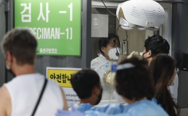  0시 기준 국내 코로나19 신규확진자가 374명 발생한 지난 15일 서울 용산구보건소 코로나19 선별진료소에서 시민들이 검사를 받고 있다 (사진=뉴시스 제공)
