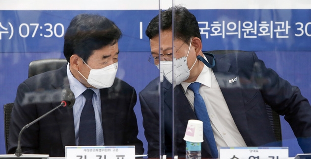 송영길 더불어민주당 대표가 2일 오전 서울 여의도 국회 의원회관에서 열린 재정분권특별위원회 당·정·청 전체회의에 참석해 김진표 재정분권특위 고문과 대화하고 있다. (공동취재사진)