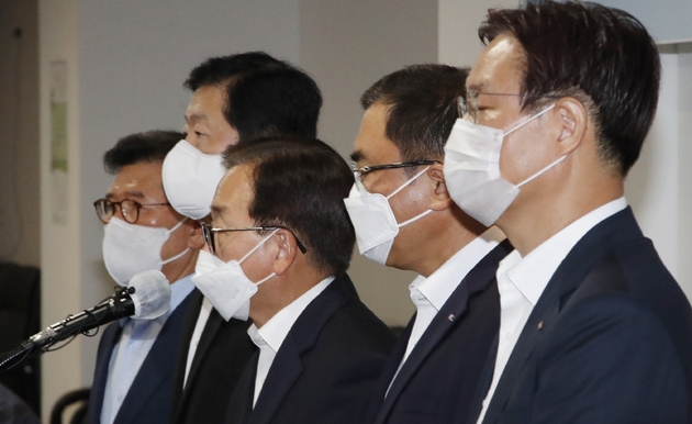 5개 경제단체가 지난 14일 오전 서울 여의도 중소기업중앙회에서 ‘주52시간제 대책 촉구 관련 경제단체 공동입장’을 발표하고 있다.왼쪽부터 반원익 한국중견기업연합회 상근부회장, 우태희 대한상공회의소 상근부회장, 이동근 한국경영자총협회 상근부회장, 서승원 중소기업중앙회 상근부회장, 이관섭 한국무역협회 상근부회장 .(사진/뉴시스)