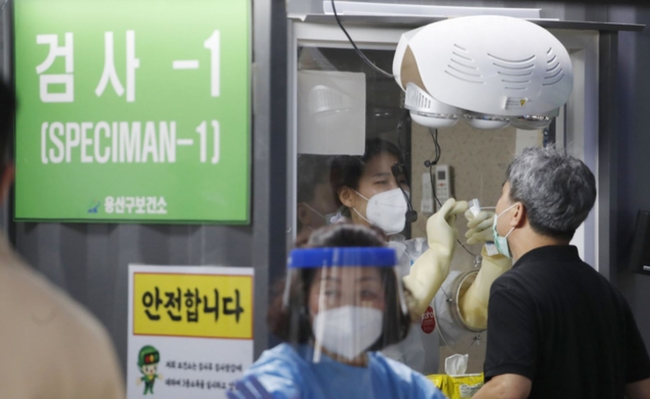 0시 기준 국내 코로나19 신규확진자가 374명 발생한 지난 15일 서울 용산구보건소 코로나19 선별진료소에서 시민들이 검사를 받고 있다 (사진=뉴시스 제공)