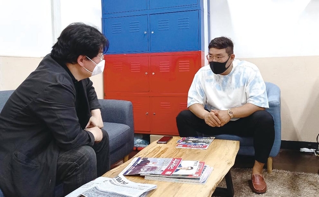 인터뷰 중인 홍경의(사진 좌) 기자와 아쿠아슐레 이준희(사진 우) 대표