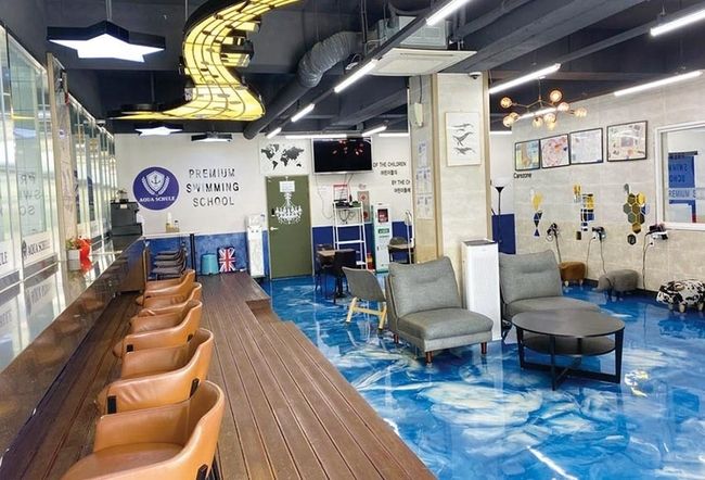 All Care 시스템을 도입하여 부모들은 관람석에서 아이들 수영하는 모습만 보게 되어 수업 후 부모가 케어 하는 번거로움을 없게 했다.