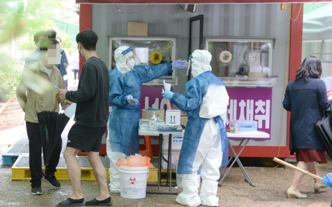 울산 북구 모 사우나에서 코로나19 집단감염이 발생한 16일 오후 북구 보건소 임시 선별진료소에서 지역주민들이 코로나19 검사를 받고 있다 (사진=뉴시스 제공)