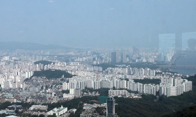 서울 중구 남산서울타워에서 서울 시내 아파트 단지가 보이고 있다 (사진+뉴시스 제공)