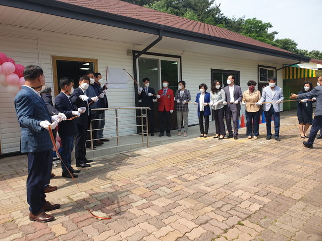 경주시 강동면 소재 장애인거주시설인 예사랑단기보호센터에서 지난 5일 ‘장애인 재활 프로그램 교육장’ 준공식을 진행하고 있다.