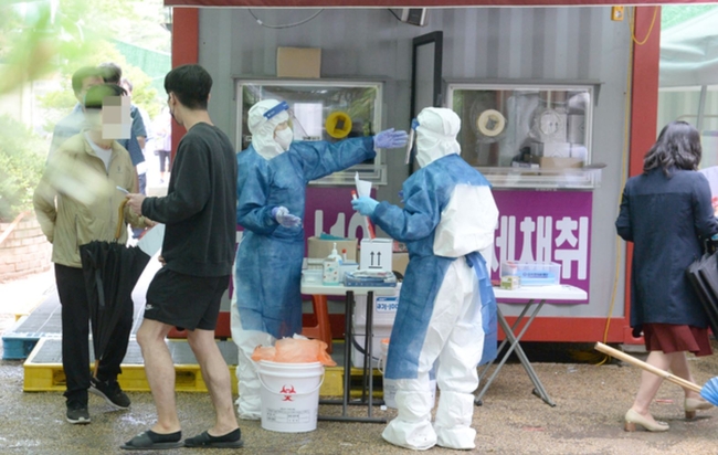 울산 북구 모 사우나에서 코로나19 집단감염이 발생한 지난 16일 오후 북구 보건소 임시 선별진료소에서 지역주민들이 코로나19 검사를 받고 있다 (사진=뉴시스 제공)
