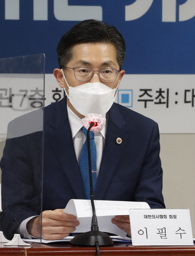 2일 오후 서울 용산구 대한의사협회 용산임시회관에서 열린 의사 자율정화 강화를 위한 기자회견에서 이필수 의협 회장이 발언하고 있다.