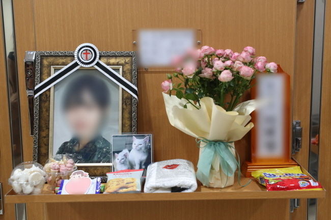 성추행 피해 여군 이모 중사 사망 사건이 고위공직자범죄수사처에서 다뤄질 가능성이 있어 보인다. 사건을 은폐하려 했다는 의심을 받고 있는 공군 법무실장이 국방부 수사에 불만을 표하며 차라리 공수처 수사를 받겠다고 선언했다.