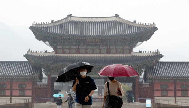 전국적으로 비가 내리는 지난 3일 오후 서울 종로구 경복궁을 찾은 시민들이 우산을 쓰고 있다. (사진/뉴시스)