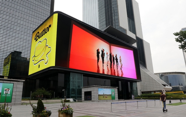 지난 15일 오후 서울 강남구 코엑스 앞 전광판에 방탄소년단(BTS)의 '버터(Butter)' 뮤직비디오가 나오고 있다. 방탄소년단(BTS)은 '버터'(Butter)로 미국 빌보드 싱글 차트 '핫100'에서 3주 연속 1위를 지키며 신기록을 기록했다 (사진/뉴시스)