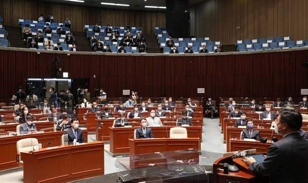 윤호중 더불어민주당 원내대표가 25일 오전 서울 여의도 국회에서 열린 의원총회에서 발언하고 있다. 이날 의총은 코로나19로 사회적 거리두기 일환으로 일부 의원들은 2층 방청석에 자리했다. (공동취재사진)