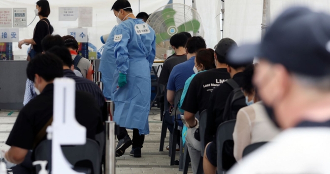 코로나19 신규 확진자 수가 이틀 연속 300명대로 집계된 지난 15일 오전 서울 영등포구 임시선별진료소에서 시민들이 검사를 받기 위해 기다리고 있다 (사진=뉴시스 제공)