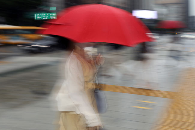 금요일인 18일은 전국이 대체로 흐리고 곳곳에 비가 내린다. 이 비는 오후 중부지방부터 차차 그칠 것으로 보인다 (사진=뉴시스 제공)