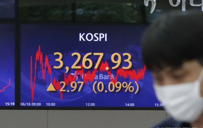 코스피가 전 거래일(3264.96)보다 2.97포인트(0.09%) 오른 3267.93에 장을 마감한 18일 오후 서울 중구 하나은행 딜링룸에서 딜러들이 업무를 보고 있다. 이날 코스닥 지수는 전 거래일(1003.72)보다 12.16포인트(1.21%) 오른 1015.88에, 원·달러 환율은 전 거래일(1130.4원)보다 1.9원 오른 1132.3원에 마감했다 (사진=뉴시스 제공)