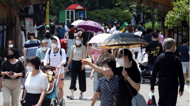 지난 13일 오후 서울 광진구 서울어린이대공원에서 시민들이 나들이 하고 있다 (사진=뉴시스 제공)