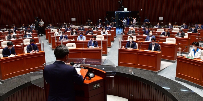 윤호중 더불어민주당 원내대표가 18일 오후 서울 여의도 국회에서 열린 더불어민주당 부동산 세제 논의를 위한 정책 의원총회에 참석해 발언하고 있다. / 사진제공=뉴시스
