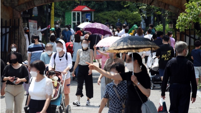 지난 13일 오후 서울 광진구 서울어린이대공원에서 시민들이 나들이 하고 있다 (사진=뉴시스 제공)