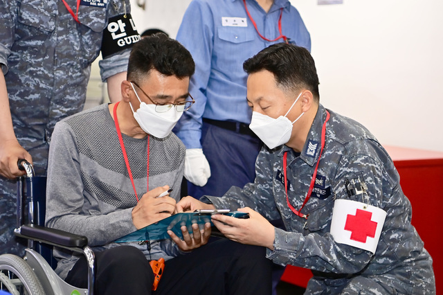 대한민국 해군은 11일 목포항 대불부두에서 코로나19 백신수송지원본부, 전라남도와 공동으로 한산도함을 동원한 도서지역 백신접종 모의훈련을 시행했다고 밝혔다. 실제 백신접종 지원은 14일부터 30일까지 낙도 및 무의 도서지역 30세 이상 주민 638명을 대상으로 진행된다.
