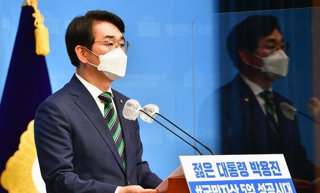  대선 출마를 선언한 박용진 더불어민주당 의원이 10일 서울 여의도 국회 소통관에서 정책 기자회견을 하고 있다. 