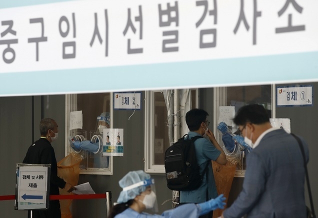 지난 16일 오전 서울 중구 서울역 광장에 설치된 중구 임시선별검사소를 찾은 시민들이 검사를 받고 있다.(사진=뉴시스 제공)