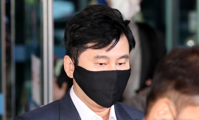 해외 원정도박 혐의로 기소된 양현석 전 YG엔터테인먼트 대표가 지난해 11월 27일 오전 서울 마포구 서울서부지방법원에서 열린 선고공판을 마치고 나서고 있다 (사진=뉴시스 제공)