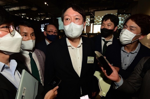 윤석열 전 검찰총장이 9일 서울 중구 독립운동가 우당 이회영 선생 기념관을 둘러본 뒤 취재진의 질문에 답하고 있다. (공동취재사진)
