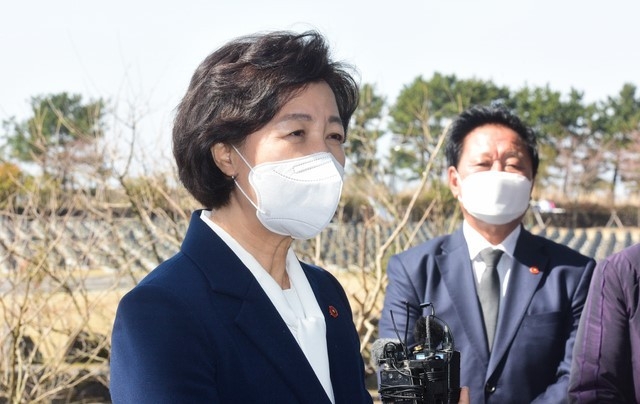 추미애 전 법무부 장관이 17일 오후 제주시 봉개동 4·3평화공원 참배 후 취재진의 질문에 답변하고 있다. 추 전 장관은 이 자리에서 대선 출마과 관련한 질문에 "시대가 요구하는 과제를 서로 이해하고 이런 것을 함께 풀어나가야겠다는 공감대가 형성되면"이라며 출마 의지를 내비쳤다. 
