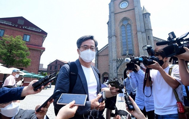 김동연 전 부총리가 20일 서울 중구 명동성당 내 무료급식소 명동밥집에서 노숙인 무료급식봉사를 하기위해 경내로 들어서기 앞서 취재진의 질문에 답변하고 있다. 