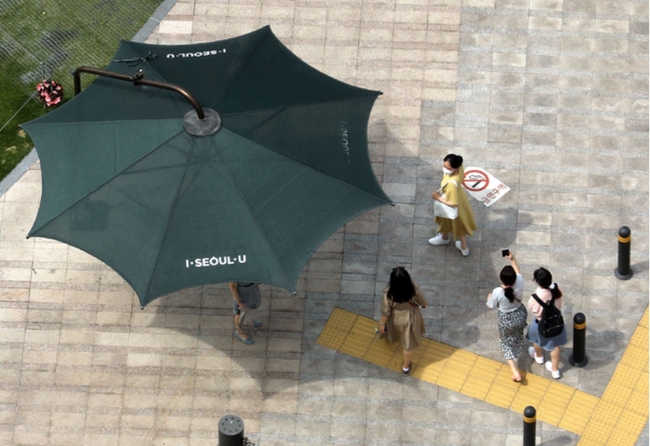 서울 낮 기온이 30도까지 오르며 초여름 날씨를 보인 지난달 14일 오후 서울 중구 시청 앞 광장에서 시민들이 햇볕을 피하기 위해 그늘막으로 모이고 있다 (사진=뉴시스 제공)