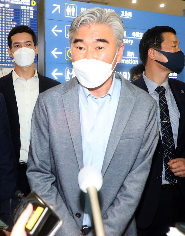 성 김 미국 국무부 대북특별대표가 지난 19일 오전 인천국제공항을 통해 입국하고 있다. 김 대표는 4박 5일 일정으로 방한해 한미일 북핵 수석대표와 협의 등의 일정을 소화할 예정이다 (사진/뉴시스)