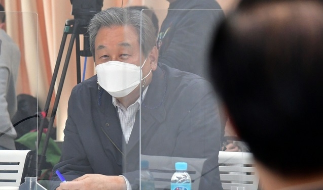  지난 4월 8일 서울 마포 포럼에서 국민의힘 김무성 전 의원이 밝은 표정을 짓고 있다. (사진=뉴시스 제공)