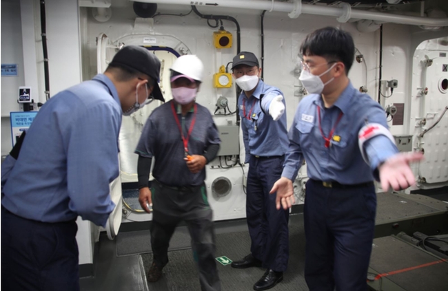 지난 19일 전남 진도군 도서지역 주민들의 코로나19 임시 예방접종센터로 지정된 해군 한산도함에서 주민들이 백신 접종을 위해 이동하고 있다 (사진=뉴시스 제공)