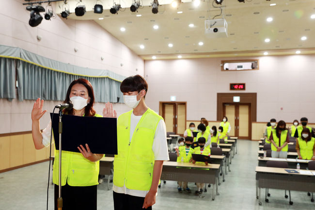 울진군 건강가정·다문화가족지원센터에서 가족봉사단 2기 발대식 및 오리엔테이션을 진행하고 있다.