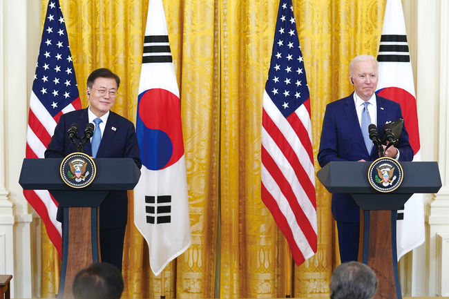 문재인 대통령과 조 바이든 미국 대통령이 지난 5월 21일 오후(현지시간) 미국 워싱턴 백악관 이스트룸에서 한-미 정상회담 공동기자회견을 하고 있다.