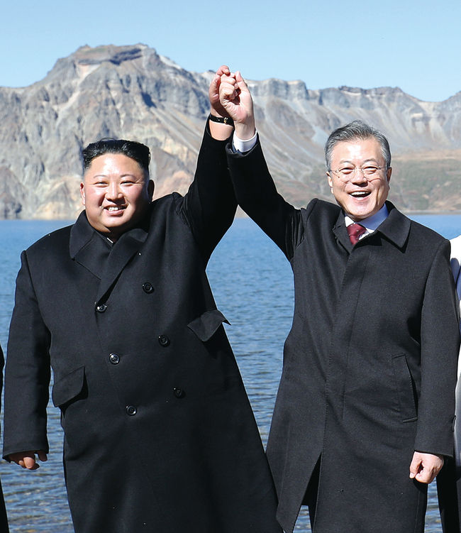 평양남북정상회담 3일째인 2018년 9월 20일 오전 문재인 대통령 내외와 김정은 국무위원장 내외가 백두산 천지에서 기념촬영을 하고 있다.
