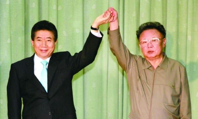 노무현 대통령과 김정일 국방위원장 간 정상회담. 1953년 정전협정 이후 대한민국 국가 원수로는 처음으로 걸어서 군사분계선(MDL) 넘었다.