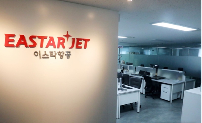 이스타항공의 대규모 구조조정을 하루 앞둔 13일 오후 서울 강서구 이스타항공 본사 사무실 곳곳의 빈 자리가 눈에 띄고 있다. 이스타항공은 오는 지난해 10월 14일 보유 항공기 6대를 운항하는 데 필요한 인력을 제외한 직원 605명을 정리해고 한다 (사진=뉴시스 제공)