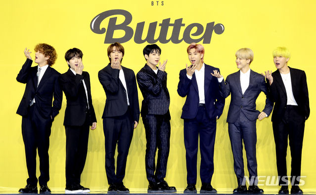 그룹 방탄소년단(BTS)의 뷔(왼쪽부터), 슈가, 진, 정국, RM, 지민, 제이홉이 지난 21일 서울 송파구 올림픽공원 올림픽홀에서 열린 새 디지털 싱글 'Butter'(버터) 발매 기념 글로벌 기자간담회에 참석해 포즈를 취하고 있다. 이번 디지털 싱글 'Butter'(버터)는 2020년 8월 발매와 동시에 전 세계를 강타한 디지털 싱글 'Dynamite'(다이너마이트)에 이은 BTS의 두 번째 영어 곡이다 (사진=뉴시스)