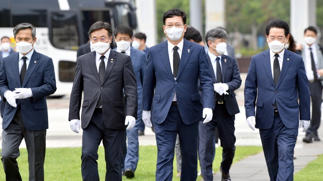 더불어민주당 송영길 대표와 윤호중 원내대표, 김영록 전남도지사 등이 지난 21일 오후 전남 무안군 삼향읍 남악중앙공원 김대중광장에 설치돼 있는 김대중 전 대통령 동상 헌화를 위해 입장하고 있다 (사진=뉴시스,)