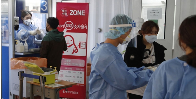 0시 기준 국내 코로나19 신규확진자가 525명 발생한 지난 7일 서울 시내 한 보건소 코로나19 선별진료소에서 시민들이 검사를 받고 있다 (사진=뉴시스 제공)