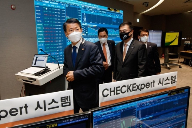 은성수 금융위원장이 지난 4월 27일 서울 여의도 한국거래소 서울사무소에서 공매도 재개 관련 현장모의테스트를 점검한 뒤 이동하고 있다 (사진=금융위원회 제공)