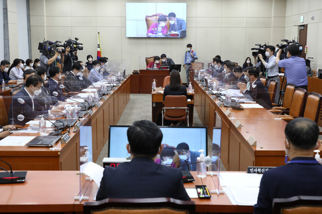 지난 22일 서울 여의도 국회에서 행정안전위원회 전체회의가 열리고 있다 (공동취재사진)